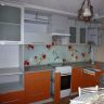 Кухня оранжево-серая с фотопанелью1563