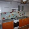 Кухня оранжево-серая с фотопанелью1564